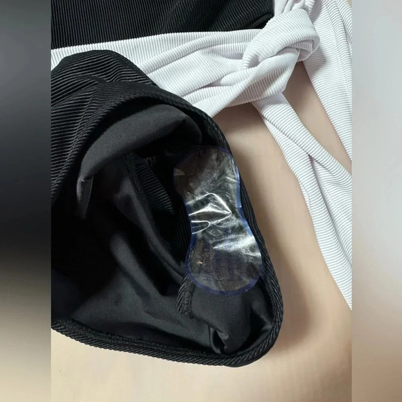 Beach Riot Carlie Women’s Black And White  Swimsuit Small $158.00 MSRP - Picture 4 of 5